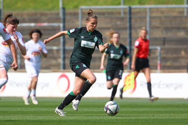 v.li.: Rieke Dieckmann (SV Werder Bremen, 22) am Ball, Einzelbild, Ganzkörper, Aktion, Action, Spielszene, DIE DFB-RICHTLINIEN UNTERSAGEN JEGLICHE NUTZUNG VON FOTOS ALS SEQUENZBILDER UND ODER VIDEOÄHNLICHE FOTOSTRECKEN. DFB REGULATIONS PROHIBIT ANY USE OF PHOTOGRAPHS AS IMAGE SEQUENCES AND OR QUASI-VIDEO., 24.04.2022, Köln (Deutschland), Fussball, Flyeralarm Frauen-Bundesliga, 1. FC Köln - SV Werder Bremen