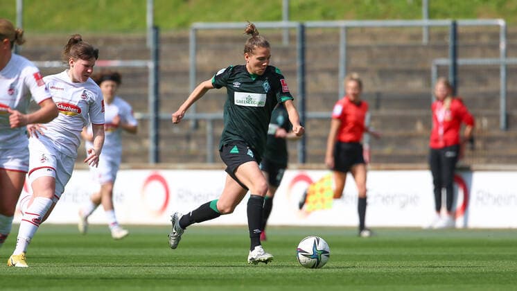 v.li.: Rieke Dieckmann (SV Werder Bremen, 22) am Ball, Einzelbild, Ganzkörper, Aktion, Action, Spielszene, DIE DFB-RICHTLINIEN UNTERSAGEN JEGLICHE NUTZUNG VON FOTOS ALS SEQUENZBILDER UND ODER VIDEOÄHNLICHE FOTOSTRECKEN. DFB REGULATIONS PROHIBIT ANY USE OF PHOTOGRAPHS AS IMAGE SEQUENCES AND OR QUASI-VIDEO., 24.04.2022, Köln (Deutschland), Fussball, Flyeralarm Frauen-Bundesliga, 1. FC Köln - SV Werder Bremen