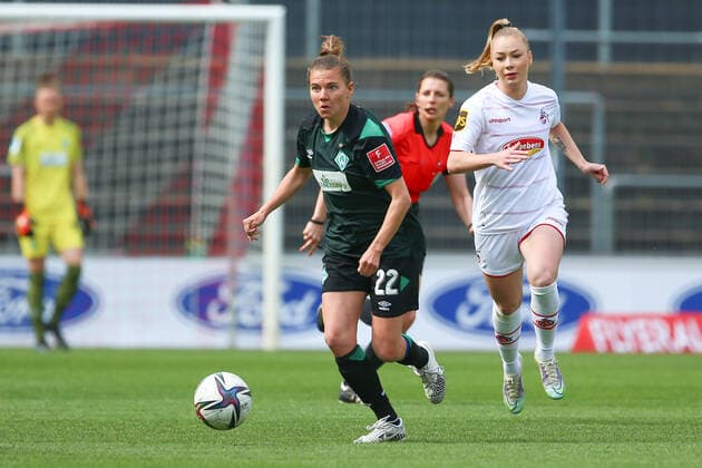 v.li.: Rieke Dieckmann (SV Werder Bremen, 22) am Ball, Einzelbild, Ganzkörper, Aktion, Action, Spielszene, DIE DFB-RICHTLINIEN UNTERSAGEN JEGLICHE NUTZUNG VON FOTOS ALS SEQUENZBILDER UND ODER VIDEOÄHNLICHE FOTOSTRECKEN. DFB REGULATIONS PROHIBIT ANY USE OF PHOTOGRAPHS AS IMAGE SEQUENCES AND OR QUASI-VIDEO., 24.04.2022, Köln (Deutschland), Fussball, Flyeralarm Frauen-Bundesliga, 1. FC Köln - SV Werder Bremen