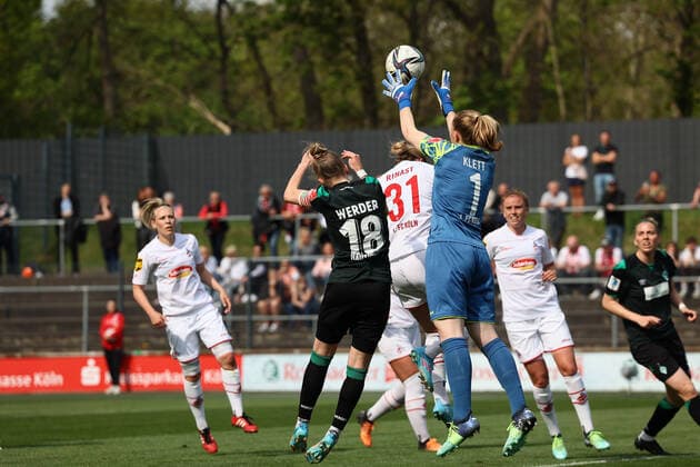 Flyeralarm Frauen - Bundesliga 2021-2022, 1. FC Köln - SV Werder Bremen Strafraumaktion mit Manon Klett (FC, 1), Lina Hausicke (, 18) Köln Franz-Kremer-Stadion, Rasen Nordrhein-Westfalen Deutschland