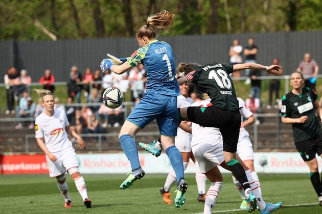 Flyeralarm Frauen - Bundesliga 2021-2022, 1. FC Köln - SV Werder Bremen Strafraumaktion mit Manon Klett (FC, 1), Lina Hausicke (, 18) Köln Franz-Kremer-Stadion, Rasen Nordrhein-Westfalen Deutschland
