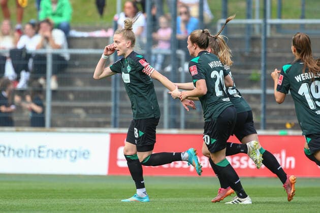 v.li.: Torschützin Lina Hausicke (SV Werder Bremen, 18) mit Torjubel, Jubel, optimistisch, Spielszene, Highlight, Freude über das Tor zum 1:1, DIE DFB-RICHTLINIEN UNTERSAGEN JEGLICHE NUTZUNG VON FOTOS ALS SEQUENZBILDER UND ODER VIDEOÄHNLICHE FOTOSTRECKEN. DFB REGULATIONS PROHIBIT ANY USE OF PHOTOGRAPHS AS IMAGE SEQUENCES AND OR QUASI-VIDEO., 24.04.2022, Köln (Deutschland), Fussball, Flyeralarm Frauen-Bundesliga, 1. FC Köln - SV Werder Bremen