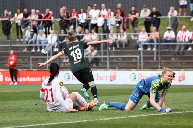 Flyeralarm Frauen - Bundesliga 2021-2022, 1. FC Köln - SV Werder Bremen Ausgleich zum 1:1 durch Lina Hausicke (, 18) mit Peggy Kuznik (FC, 21), Manon Klett (FC, 1) Köln Franz-Kremer-Stadion, Rasen Nordrhein-Westfalen Deutschland
