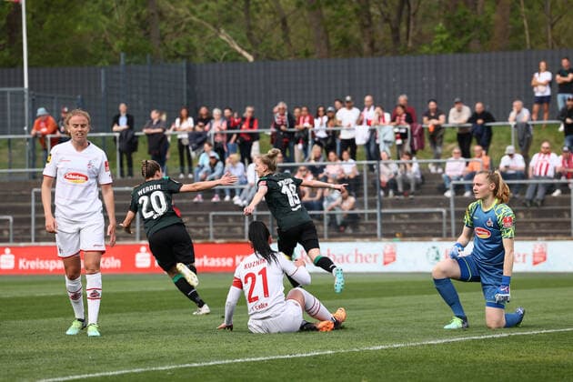 Flyeralarm Frauen - Bundesliga 2021-2022, 1. FC Köln - SV Werder Bremen Ausgleich zum 1:1 durch Lina Hausicke (SVW, 18) mit Peggy Kuznik (FC, 21), Manon Klett (FC, 1), Myrthe Moorrees (FC, 6) Köln Franz-Kremer-Stadion, Rasen Nordrhein-Westfalen Deutschland