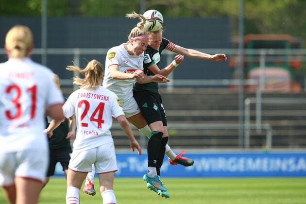 v.li.: Sharon Beck (1. FC Köln, 10) und Lina Hausicke (SV Werder Bremen, 18) im Kopfballduell, Kopfball, Zweikampf, Action, Aktion, Spielszene, DIE DFB-RICHTLINIEN UNTERSAGEN JEGLICHE NUTZUNG VON FOTOS ALS SEQUENZBILDER UND ODER VIDEOÄHNLICHE FOTOSTRECKEN. DFB REGULATIONS PROHIBIT ANY USE OF PHOTOGRAPHS AS IMAGE SEQUENCES AND OR QUASI-VIDEO., 24.04.2022, Köln (Deutschland), Fussball, Flyeralarm Frauen-Bundesliga, 1. FC Köln - SV Werder Bremen