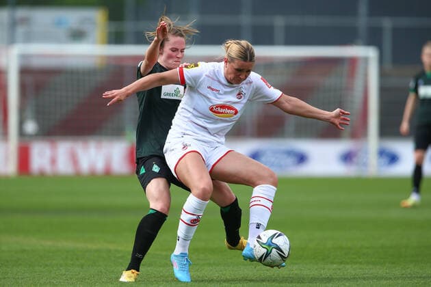 v.li.: Reena Wichmann (SV Werder Bremen, 6) und Rachel Rinast (1. FC Köln, 31) im Zweikampf, Duell, Dynamik, Aktion, Action, Spielszene, DIE DFB-RICHTLINIEN UNTERSAGEN JEGLICHE NUTZUNG VON FOTOS ALS SEQUENZBILDER UND ODER VIDEOÄHNLICHE FOTOSTRECKEN. DFB REGULATIONS PROHIBIT ANY USE OF PHOTOGRAPHS AS IMAGE SEQUENCES AND OR QUASI-VIDEO., 24.04.2022, Köln (Deutschland), Fussball, Flyeralarm Frauen-Bundesliga, 1. FC Köln - SV Werder Bremen