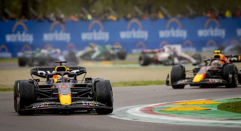 IMOLA - Max Verstappen (1) driving the Oracle Red Bull Racing RB18 Honda and Sergio Perez (11) driving the Oracle Red Bull Racing RB18 Honda during the Emilia Romagna F1 Grand Prix at Autodromo Enzo e Dino Ferrari on April 24, 2022 in Imola, Italy. REMKO DE WAAL GP Emilia - Romagna 2022 - RACE 2022 xVIxANPxSportx xxANPxIVx