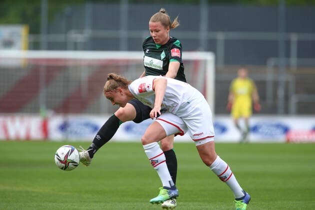v.li.: Christin Meyer (SV Werder Bremen, 20) und Myrthe Moorrees (1. FC Köln, 6) im Zweikampf, Duell, Dynamik, Aktion, Action, Spielszene, DIE DFB-RICHTLINIEN UNTERSAGEN JEGLICHE NUTZUNG VON FOTOS ALS SEQUENZBILDER UND ODER VIDEOÄHNLICHE FOTOSTRECKEN. DFB REGULATIONS PROHIBIT ANY USE OF PHOTOGRAPHS AS IMAGE SEQUENCES AND OR QUASI-VIDEO., 24.04.2022, Köln (Deutschland), Fussball, Flyeralarm Frauen-Bundesliga, 1. FC Köln - SV Werder Bremen