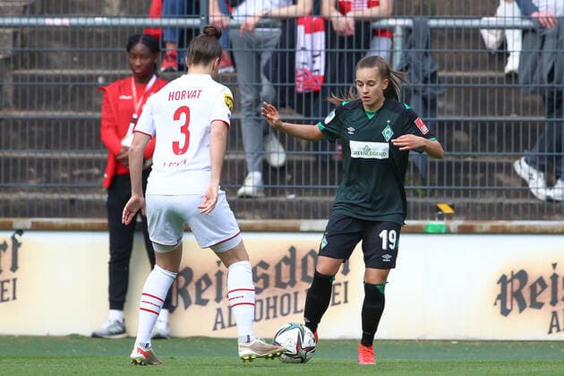 v.li.: Sabrina Horvat (1. FC Köln, 3) und Tuana Keles (SV Werder Bremen, 19) im Zweikampf, Duell, Dynamik, Aktion, Action, Spielszene, DIE DFB-RICHTLINIEN UNTERSAGEN JEGLICHE NUTZUNG VON FOTOS ALS SEQUENZBILDER UND ODER VIDEOÄHNLICHE FOTOSTRECKEN. DFB REGULATIONS PROHIBIT ANY USE OF PHOTOGRAPHS AS IMAGE SEQUENCES AND OR QUASI-VIDEO., 24.04.2022, Köln (Deutschland), Fussball, Flyeralarm Frauen-Bundesliga, 1. FC Köln - SV Werder Bremen