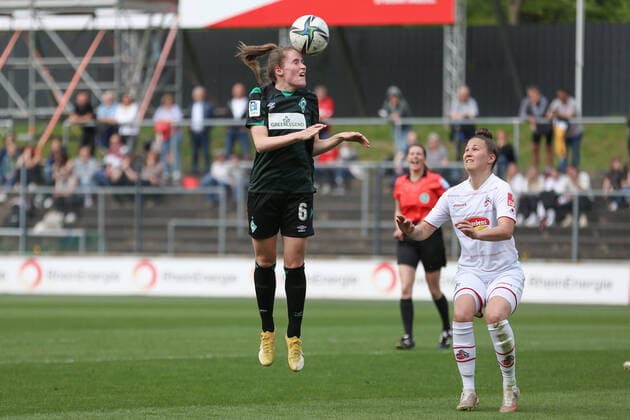 v.li.: Reena Wichmann (SV Werder Bremen, 6) beim Kopfball, Aktion, Action, Spielszene, DIE DFB-RICHTLINIEN UNTERSAGEN JEGLICHE NUTZUNG VON FOTOS ALS SEQUENZBILDER UND ODER VIDEOÄHNLICHE FOTOSTRECKEN. DFB REGULATIONS PROHIBIT ANY USE OF PHOTOGRAPHS AS IMAGE SEQUENCES AND OR QUASI-VIDEO., 24.04.2022, Köln (Deutschland), Fussball, Flyeralarm Frauen-Bundesliga, 1. FC Köln - SV Werder Bremen