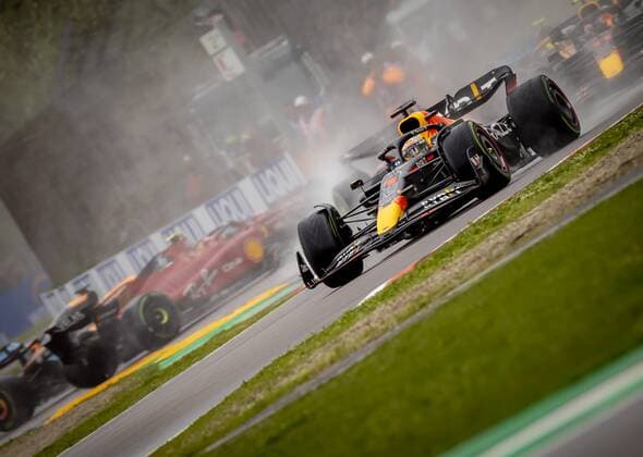 IMOLA - Max Verstappen (1) with the Oracle Red Bull Racing RB18 Honda on the track, with Carlos Sainz (55) in the background with the Ferrari sliding off the track during the F1 Grand Prix of Emilia Romagna at Autodromo Enzo e Dino Ferrari on April 24, 2022 in Imola, Italy. REMKO DE WAAL GP Emilia - Romagna 2022 - RACE 2022 xVIxANPxSportx xxANPxIVx