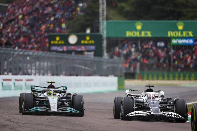 44 HAMILTON Lewis (gbr), Mercedes AMG F1 Team W13, 10 GASLY Pierre (fra), Scuderia AlphaTauri AT03, action during the Formula 1 Grand Premio del Made in Italy e dell Emilia-Romagna 2022, 4th round of the 2022 FIA Formula One World Championship, WM, Weltmeisterschaft on the Imola Circuit, from April 22 to 24, 2022 in Imola, Italy - F1 - EMILIA ROMAGNA GRAND PRIX 2022 - Race DPPI Panoramic 00122011_G00D5114.JPG_