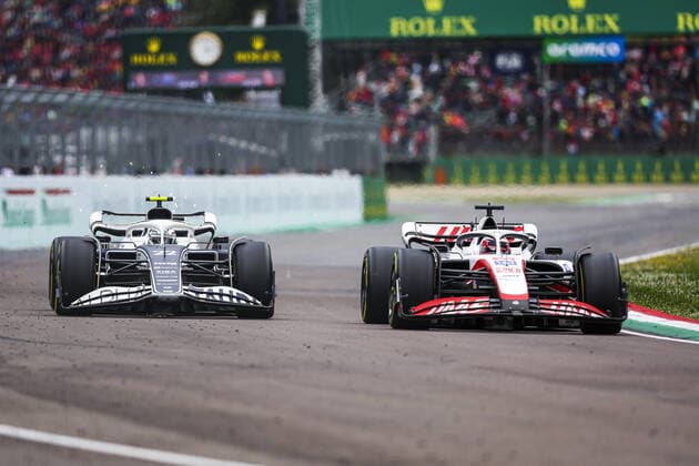 22 TSUNODA Yuki (jap), Scuderia AlphaTauri AT03, 20 MAGNUSSEN Kevin (den), Haas F1 Team VF-22 Ferrari, action during the Formula 1 Grand Premio del Made in Italy e dell Emilia-Romagna 2022, 4th round of the 2022 FIA Formula One World Championship, WM, Weltmeisterschaft on the Imola Circuit, from April 22 to 24, 2022 in Imola, Italy - F1 - EMILIA ROMAGNA GRAND PRIX 2022 - Race DPPI Panoramic 00122011_G00D5133.JPG_