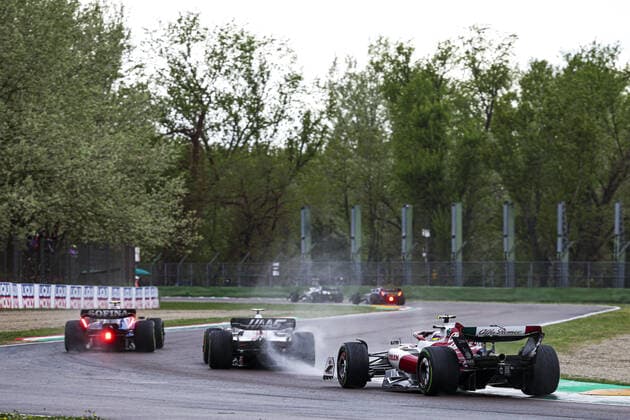 24 ZHOU Guanyu (chi), Alfa Romeo F1 Team ORLEN C42, action during the Formula 1 Grand Premio del Made in Italy e dell Emilia-Romagna 2022, 4th round of the 2022 FIA Formula One World Championship, WM, Weltmeisterschaft on the Imola Circuit, from April 22 to 24, 2022 in Imola, Italy - F1 - EMILIA ROMAGNA GRAND PRIX 2022 - Race DPPI Panoramic  00122011_GOOD0417.JPG_