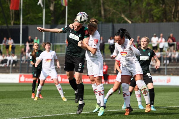 Flyeralarm Frauen - Bundesliga 2021-2022, 1. FC Köln - SV Werder Bremen Katharina Schiechtl (SVW, 9), Myrthe Moorrees (FC, 6) Köln Franz-Kremer-Stadion, Rasen Nordrhein-Westfalen Deutschland