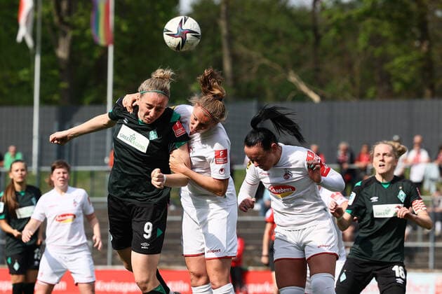 Flyeralarm Frauen - Bundesliga 2021-2022, 1. FC Köln - SV Werder Bremen Katharina Schiechtl (SVW, 9), Myrthe Moorrees (FC, 6), Peggy Kuznik (FC, 21) verteidigen Eckball Köln Franz-Kremer-Stadion, Rasen Nordrhein-Westfalen Deutschland