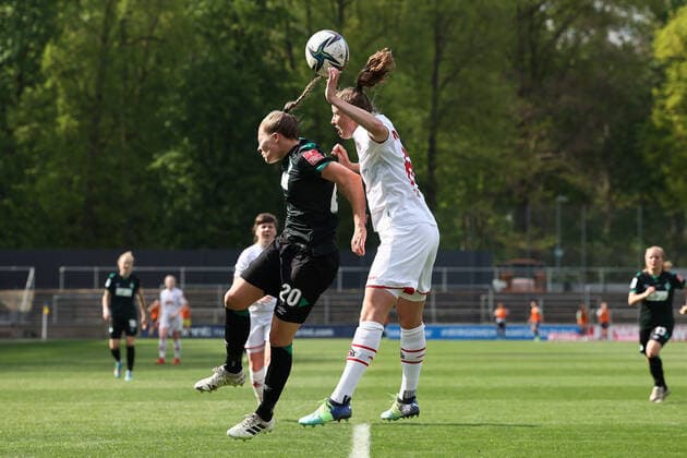 Flyeralarm Frauen - Bundesliga 2021-2022, 1. FC Köln - SV Werder Bremen Christin Meyer (SVW, 20), Myrthe Moorrees (FC, 6) im Luftzweikampf Köln Franz-Kremer-Stadion, Rasen Nordrhein-Westfalen Deutschland