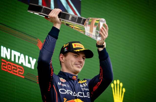 IMOLA - Oracle Red Bull Racing s Max Verstappen (1) on the podium after winning the Emilia Romagna F1 Grand Prix at Autodromo Enzo e Dino Ferrari on April 24, 2022 in Imola, Italy. REMKO DE WAAL GP Emilia - Romagna 2022 - RACE 2022 xVIxANPxSportx xxANPxIVx