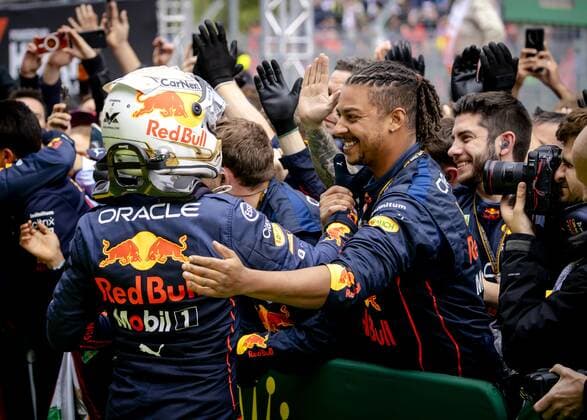 IMOLA - Oracle Red Bull Racing s Max Verstappen (1) cheers with his team after winning the Emilia Romagna F1 Grand Prix at Autodromo Enzo e Dino Ferrari on April 24, 2022 in Imola, Italy. REMKO DE WAAL GP Emilia - Romagna 2022 - RACE 2022 xVIxANPxSportx xxANPxIVx