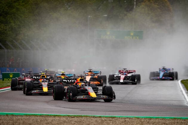 start of the race, depart, 01 VERSTAPPEN Max (nld), Red Bull Racing RB18, action during the Formula 1 Grand Premio del Made in Italy e dell Emilia-Romagna 2022, 4th round of the 2022 FIA Formula One World Championship, WM, Weltmeisterschaft on the Imola Circuit, from April 22 to 24, 2022 in Imola, Italy - F1 - EMILIA ROMAGNA GRAND PRIX 2022 - Race DPPI Panoramic _F_18366