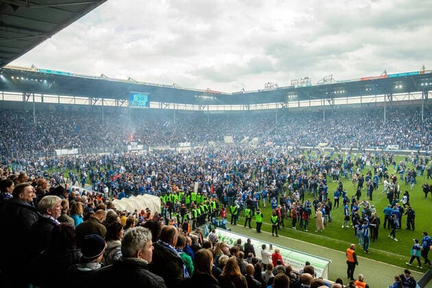 Sport Themen der Woche KW16 Sport Bilder des Tages FB-3L 1. FC Magdeburg - FSV Zwickau Aufsteigsfeier, die Fans erobern den Rasen waehrend der Saison 2021-2022 in der 3. Liga (Herren) zum 35. Spieltag zwischen 1. FC Magdeburg und FSV Zwickau in der MDCC Arena am 24. April 2022 in Magdeburg, Sachsen Anhalt, Deutschland (DFL and DFB REGULATIONS PROHIBIT ANY USE OF PHOTOGRAPHS as IMAGE SEQUENCES and or QUASI-VIDEO) *** FB 3L 1 FC Magdeburg FSV Zwickau promotion celebration, fans take the pitch during the 2021 2022 season in the 3 Liga men for the 35 match day between 1 FC Magdeburg and FSV Zwickau at MDCC Arena on April 24, 2022 in Magdeburg, Saxony Anhalt, Germany DFL and DFB REGULATES PROHIBIT ANY USE OF PHOTOGRAPHS as IMAGE SEQUENCES and or QUASI VIDEO