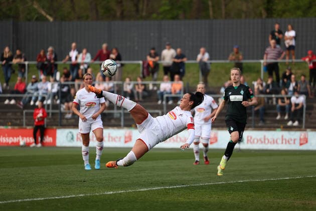 Flyeralarm Frauen - Bundesliga 2021-2022, 1. FC Köln - SV Werder Bremen Peggy Kuznik (FC, 21) beim Rückfallzieher Köln Franz-Kremer-Stadion, Rasen Nordrhein-Westfalen Deutschland