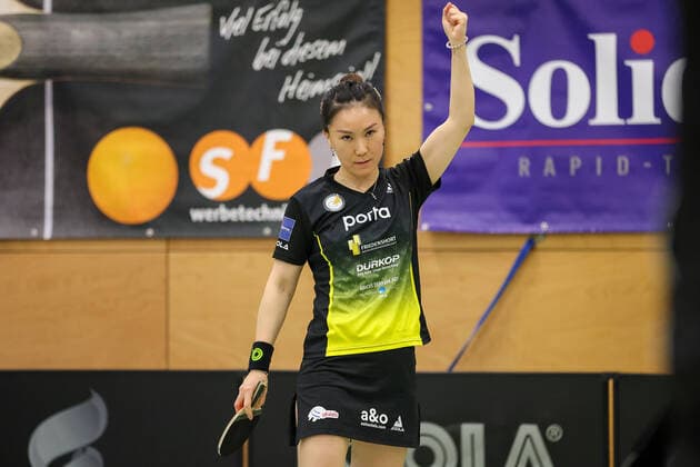 Langstadt 24.04.2022 Tischtennis Damen Bundesliga Finale Saison 2022 TSV Langstadt - ttc Eastside Berlin e.V. emspor, emonline, oespor, v.l., Xiaona Shan (ttc eastside berlin e.V.) jubeln jubelt nach Spielende gegen Petrissa Solja (TSV Langstadt Tischtennis Damen 1.Bundesliga)