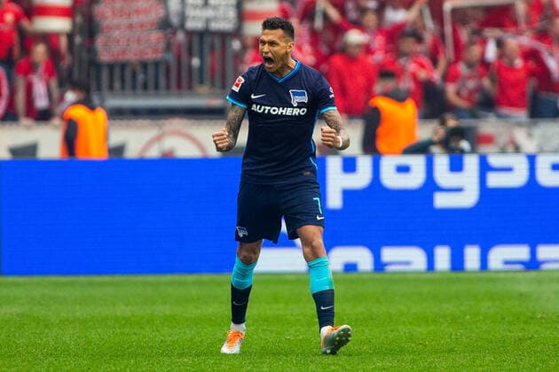Sport Themen der Woche KW16 Sport Bilder des Tages 24.04.2022, xfrx, Fussball 1.Bundesliga, Hertha BSC Berlin - VfB Stuttgart emspor, v.l. Davie Selke (Hertha BSC) celebrate the goal,Torjubel zum 1:0 (DFL DFB REGULATIONS PROHIBIT ANY USE OF PHOTOGRAPHS as IMAGE SEQUENCES and or QUASI-VIDEO) Berlin *** 24 04 2022, xfrx, football 1 Bundesliga, Hertha BSC Berlin VfB Stuttgart emspor, v l Davie Selke Hertha BSC celebrate the goal,Torjubel zum 1 0 DFL DFB REGULATIONS PROHIBIT ANY USE OF PHOTOGRAPHS as IMAGE SEQUENCES and or QUASI VIDEO Berlin