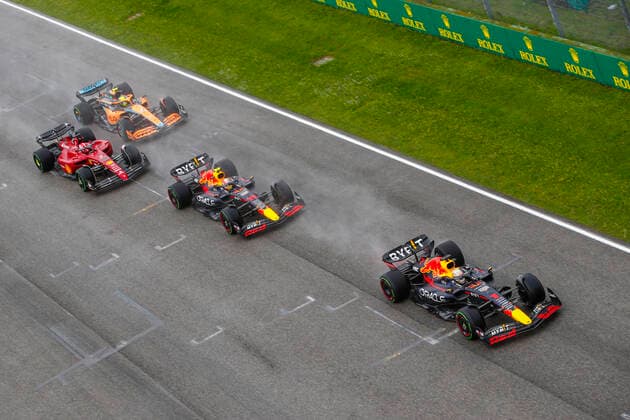 Start, 1 Max Verstappen (NLD, Oracle Red Bull Racing), 11 Sergio Perez (MEX, Oracle Red Bull Racing), 16 Charles Leclerc (MCO, Scuderia Ferrari), 4 Lando Norris (GBR, McLaren F1 Team), F1 Grand Prix of Emilia Romagna at Autodromo Enzo e Dino Ferrari on April 24, 2022 in Imola, Italy. (Photo by HOCH ZWEI) Imola Italy