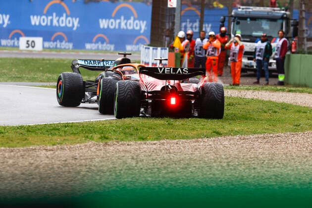 55 Carlos Sainz (ESP, Scuderia Ferrari), 3 Daniel Ricciardo (AUS, McLaren F1 Team), F1 Grand Prix of Emilia Romagna at Autodromo Enzo e Dino Ferrari on April 24, 2022 in Imola, Italy. (Photo by HOCH ZWEI) Imola Italy
