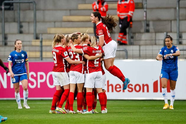 Bilder des Jahres 2022, Sport 04 April Sport Themen der Woche KW16 Sport Bilder des Tages SC Freiburg vs. SC Sand, Fussball, Flyeralarm Frauen-Bundesliga, 20. Spieltag, Spielzeit 2021 2022, 24.04.2022 Torjubel SC Freiburg beim 2:0 durch Hasret Kayikci (SC Freiburg, 11), SC Freiburg vs. SC Sand, Fussball, Flyeralarm Frauen-Bundesliga, 20. Spieltag, Spielzeit 2021 2022, 24.04.2022, Dreisamstadion, Freiburg, Deutschland. DFB regulations prohibit any use of photographs as image sequences and or quasi-video *** SC Freiburg vs SC Sand, Soccer, Flyeralarm Frauen Bundesliga, 20 Spieltag, Spielzeit 2021 2022, 24 04 2022 Goal celebration SC Freiburg at 2 0 by Hasret Kayikci SC Freiburg, 11 , SC Freiburg vs SC Sand, Soccer, Flyeralarm Frauen Bundesliga, 20 Spieltag, Spielzeit 2021 2022, 24 04 2022, Dreisamstadion, Freiburg, Germany DFB regulations prohibit any use of photographs as image sequences and or quasi video Copyright: xBEAUTIFULxSPORTS G.xHubbsx