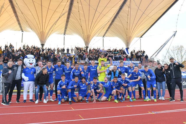 Sport Themen der Woche KW16 Sport Bilder des Tages GER, Regionalliga Nord, Meisterrunde, VfB Oldenburg vs SC Weiche Flensburg 08 24.04.2022, Marschwegstadion, Oldenburg, GER, RL Nord, Meisterschaftsrunde, VfB Oldenburg vs SC Weiche Flensburg 08 , DFL regulations prohibit any use of photographs as image sequences and or quasi-video, im Bild Jubel vor dem Fan-Block vfboldenburg blau-weiss *** GER, Regionalliga Nord, Meisterschaftsrunde, VfB Oldenburg vs SC Weiche Flensburg 08 24 04 2022, Marschwegstadion, Oldenburg, GER, RL Nord, Meisterschaftsrunde, VfB Oldenburg vs SC Weiche Flensburg 08 , DFL regulations prohibit any use of photographs as image sequences and or quasi video, in picture cheering in front of fan block vfboldenburg blau weiss nordphotoxRojahn nph00310