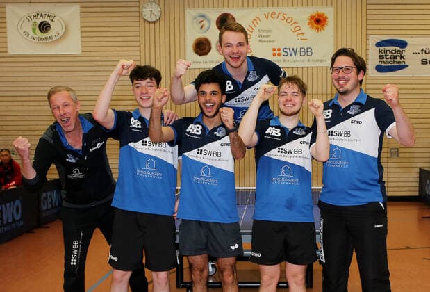 BAU 24.4.2022 Bietigheim Tischtennis TTC Bietigheim-Bissingen vs. FSV Mainz 05 II, Bietigheim ist Meister und jubelt über den Meistertitel, v.l. Trainer Andreas Kienle, Jeromy Löfler, Tal Israeli, Oskar Pukk, Markus Schönberger (2. Trainer), oben Alexander Valuch