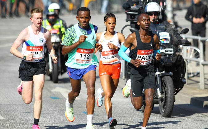 Sport Themen der Woche KW16 Sport Bilder des Tages HASPA Marathon Hamburg 2022. Die spätere Siegerin Yalemzerf Yehualaw (Äthiopien) läuft an der Seite eines Tempomachers sowie ihres Landsmannes Tolcha Guta (2.v.l.) und von Alex Lawrence (Großbritannien) die Hafenstraße entlang. Altona Hamburg *** HASPA Marathon Hamburg 2022 The eventual winner Yalemzerf Yehualaw Ethiopia runs alongside a pacemaker as well as her compatriot Tolcha Guta 2 v l and by Alex Lawrence Great Britain along the harbor road Altona Hamburg