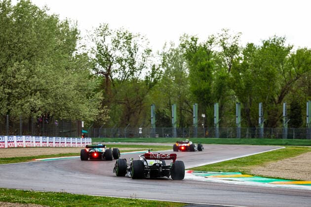 44 HAMILTON Lewis (gbr), Mercedes AMG F1 Team W13, action during the Formula 1 Grand Premio del Made in Italy e dell Emilia-Romagna 2022, 4th round of the 2022 FIA Formula One World Championship, WM, Weltmeisterschaft on the Imola Circuit, from April 22 to 24, 2022 in Imola, Italy - F1 - EMILIA ROMAGNA GRAND PRIX 2022 - Race DPPI Panoramic  20220424_GOOD0416