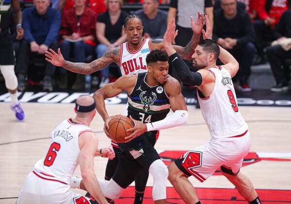 CHICAGO, IL - APRIL 24: Milwaukee Bucks forward Giannis Antetokounmpo (34) drives to the basket while being defended by Chicago Bulls center Nikola Vucevic (9) during Game Four of the Eastern Conference First Round Playoffs between the Milwaukee Bucks and the Chicago Bulls on April 24, 2022 at the United Center in Chicago, IL. (Photo by Melissa Tamez Icon Sportswire) NBA, Basketball Herren, USA APR 24 Eastern Conference First Round Playoffs - Bucks at Bulls Icon22042417