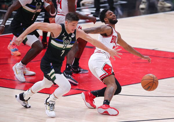 CHICAGO, IL - APRIL 24: Milwaukee Bucks guard Grayson Allen (7) goes after a loose ball after stealing it from Chicago Bulls guard Coby White (0) during Game Four of the Eastern Conference First Round Playoffs between the Milwaukee Bucks and the Chicago Bulls on April 24, 2022 at the United Center in Chicago, IL. (Photo by Melissa Tamez Icon Sportswire) NBA, Basketball Herren, USA APR 24 Eastern Conference First Round Playoffs - Bucks at Bulls Icon22042423