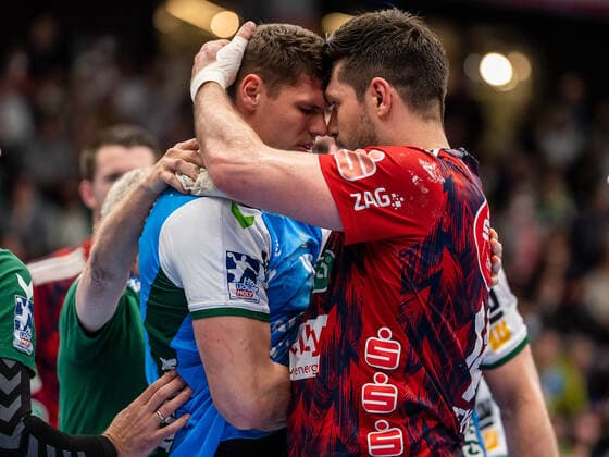 Sport Themen der Woche KW16 Sport Bilder des Tages Evgeni Pevnov (TSV Hannover-Burgdorf, 14) entschuldigt sich bei Sebastian Heymann (Frisch Auf Goeppingen 10) nach dem Foul, Frisch Auf Goeppingen vs. TSV Hannover-Burgdorf, Handball, Maenner, 1. Bundesliga, 24.04.2022 EIBNER Michael Schmidt Frisch Auf Goeppingen vs. TSV Hannover-Burgdorf, Handball, Maenner, 1. Bundesliga, 24.04.2022 Goeppingen *** Evgeni Pevnov TSV Hannover Burgdorf, 14 apologizes to Sebastian Heymann Frisch Auf Goeppingen 10 after foul, Frisch Auf Goeppingen vs TSV Hannover Burgdorf, handball, men, 1 Bundesliga, 24 04 2022 EIBNER Michael Schmidt Frisch Auf Goeppingen vs TSV Hannover Burgdorf, handball, men, 1 Bundesliga, 24 04 2022 Goeppingen Copyright: xEIBNER MichaelxSchmidtx EP_MST