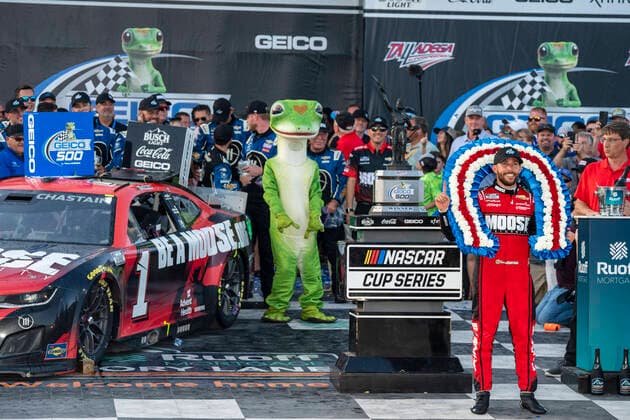 Bilder des Jahres 2022, Sport 04 April Sport Themen der Woche KW16 Sport Bilder des Tages April 24, 2022, Lincoln, AL, United States of America: Ross Chastain wins the GEICO 500 at Talladega Superspeedway in Lincoln , AL. NASCAR, Motorsport, USA Cup Series 2022: GEICO 500  - ZUMAa161 20220424_zaa_a161_018 Copyright: xWalterxG.xArcexSr.x