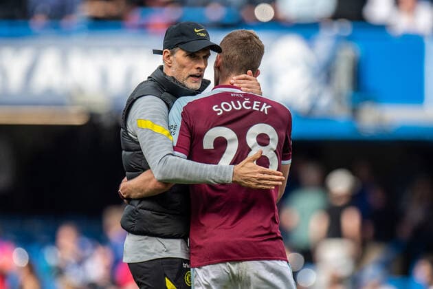 Sport Themen der Woche KW16 Sport Bilder des Tages LONDON, ENGLAND - APRIL 24: manager Thomas Tuchel of Chelsea and Tomas Soucek of West Ham United during the Premier League match between Chelsea and West Ham United at Stamford Bridge on April 24, 2022 in London, United K EDITORIAL USE ONLY. No use with unauthorized audio, video, data, fixture lists, club league logos or live services. Online in-match use limited to 120 images, no video emulation. No use in betting, games or single club league player publications Chelsea v West Ham United - Premier League Copyright: xSebastianxFrejx