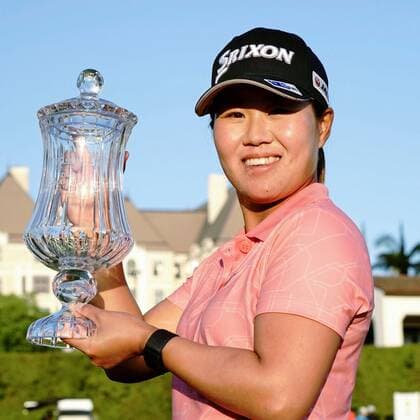 Sport Themen der Woche KW16 Sport Bilder des Tages Golf: DIO Implant LA Open Nasa Hataoka of Japan poses with the winner s trophy after her victory at the DIO Implant LA Open golf tournament at Wilshire Country Club in Los Angeles, California, on April 24, 2022.  A14AA0001283691P