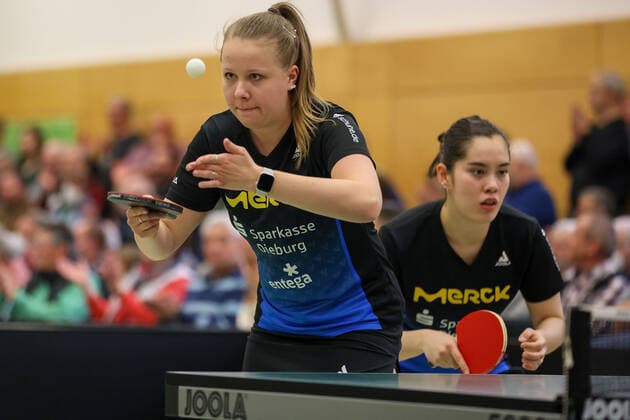 Langstadt 24.04.2022 Tischtennis Damen Bundesliga Finale Saison 2022 TSV Langstadt - ttc Eastside Berlin e.V. emspor, emonline, oespor, v.l., Janina Kämmerer (TSV Langstadt Tischtennis Damen 1.Bundesliga) und Franziska Schreiner (TSV Langstadt Tischtennis Damen 1.Bundesliga)