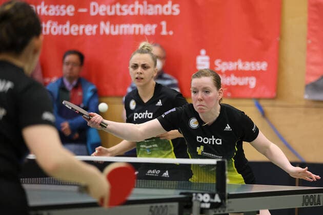 Langstadt 24.04.2022 Tischtennis Damen Bundesliga Finale Saison 2022 TSV Langstadt - ttc Eastside Berlin e.V. emspor, emonline, oespor, v.l., Sabina Surdan (ttc eastside berlin e.V.) und Britt Eerland (ttc eastside berlin e.V.)