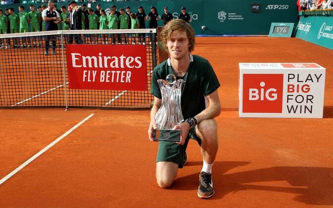 Serbia Tennis Open Djokovic - Rublev 8174599 24.04.2022 Russia s Andrey Rublev who defeated Serbia s Novak Djokovic in final match of the Serbia Open tennis tournament, holds the trophy during the award ceremony, in Belgrade, Serbia. Alexandar Djorovich Sputnik Belgrade Serbia  Copyright: xAlexandarxDjorovichx