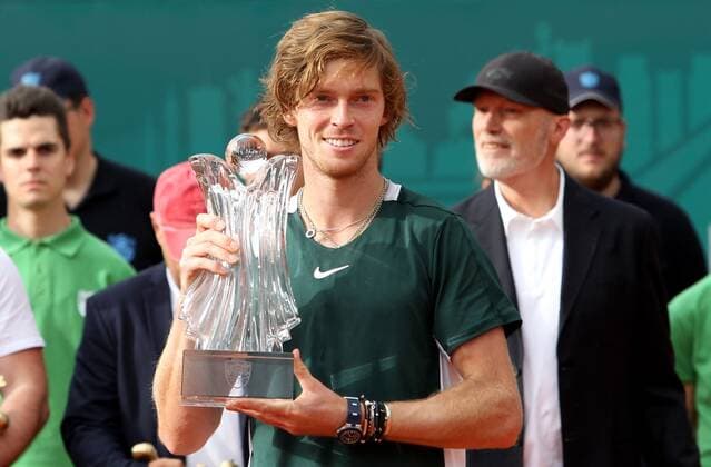 Serbia Tennis Open Djokovic - Rublev 8174596 24.04.2022 Russia s Andrey Rublev who defeated Serbia s Novak Djokovic in final match of the Serbia Open tennis tournament, holds the trophy during the award ceremony, in Belgrade, Serbia. Alexandar Djorovich Sputnik Belgrade Serbia  Copyright: xAlexandarxDjorovichx