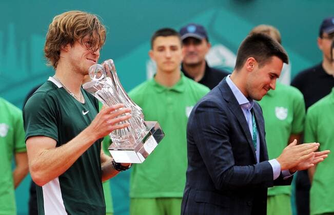 Serbia Tennis Open Djokovic - Rublev 8174656 24.04.2022 Russia s Andrey Rublev who defeated Serbia s Novak Djokovic in final match of the Serbia Open tennis tournament, holds the trophy during the award ceremony, in Belgrade, Serbia. Alexandar Djorovich Sputnik Belgrade Serbia  Copyright: xAlexandarxDjorovichx