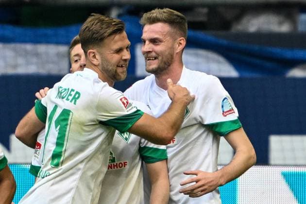 Fußball: 2. Bundesliga, Saison 2021 2022, 31. Spieltag, FC Schalke 04 - SV Werder Bremen am 23.04.2022 in der Veltins Arena in Gelsenkirchen. -TK- Bremens Niclas Füllkrug (l) und Bremens Marvin Ducksch (r) freuen sich gemeinsam. DFL REGULATIONS PROHIBIT ANY USE OF PHOTOGRAPHS AS IMAGE SEQUENCES AND OR QUASI-VIDEO. Copyright: xTeresaxKrögerx