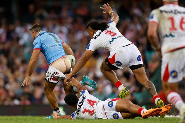 Bilder des Jahres 2022, Sport 04 April Sport Themen der Woche KW17 NRL DRAGONS ROOSTERS, James Tedesco of the Roosters is tackled by Talatau Amone of the Dragons during the NRL Round 7 match between the St. George Illawarra Dragons and the Sydney Roosters at the Sydney Cricket Ground in Sydney, Monday, April 25, 2022. ( NO ARCHIVING, EDITORIAL USE ONLY, NO USE IN BOOKS WITHOUT CONSENT SYDNEY NEW SOUTH WALES AUSTRALIA  Copyright: xMARKxEVANSx 20220425001651572610