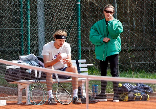 25.04.2022, BMW Open, MTTC Iphitos Muenchen, Tennis. im Bild: Alexander Zverev passt sich die Nase mit Klo Papier, Sophia Thomalla ist Amuesiert