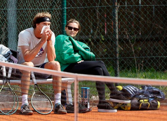 25.04.2022, BMW Open, MTTC Iphitos Muenchen, Tennis. im Bild: Alexander Zverev passt sich die Nase mit Klo Papier, Sophia Thomalla ist Amuesiert